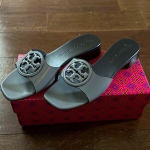 Tory Burch-Bombe Miller leather sandal 7.5-brand new in box-light blue/navy